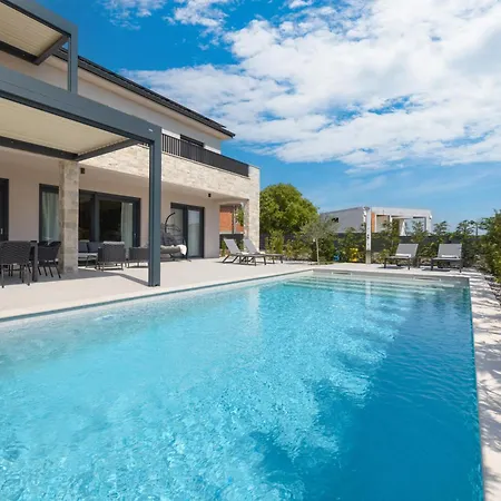 Cesarica With Heated Pool, Indoor Pool And Sauna *